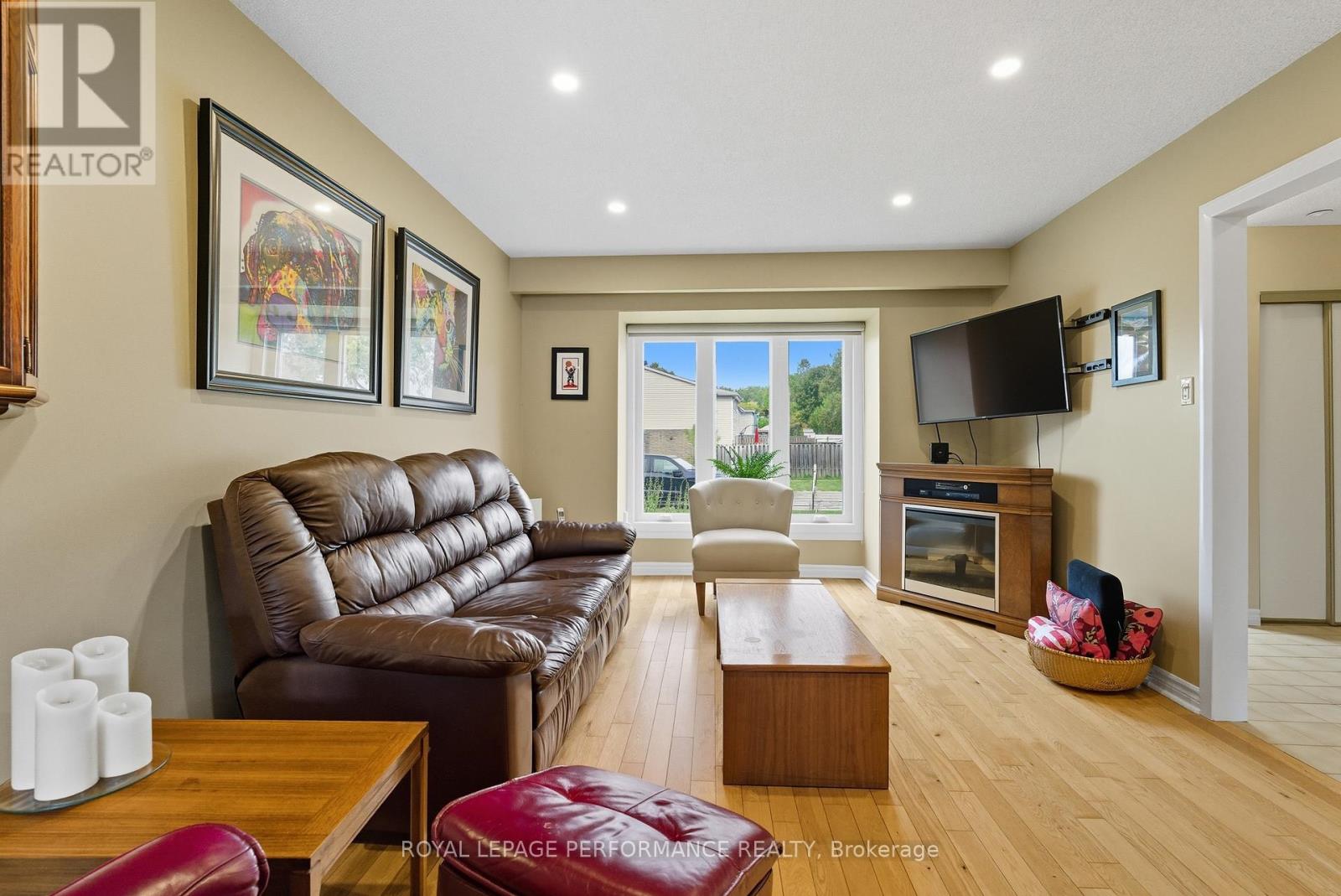 2463 Orient Park Drive, Ottawa, Ontario  K1B 4N2 - Photo 8 - X12418941