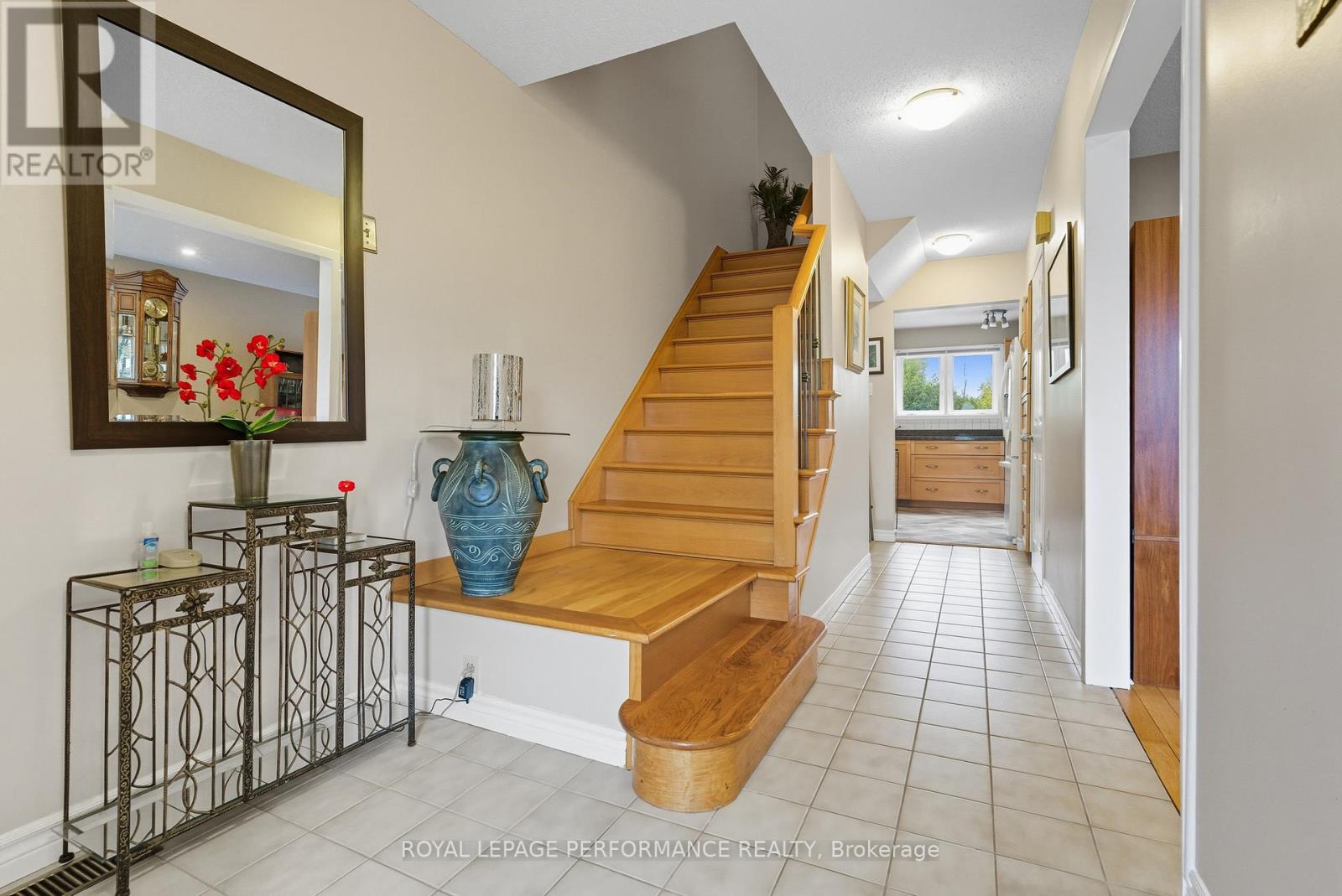 2463 Orient Park Drive, Ottawa, Ontario  K1B 4N2 - Photo 6 - X12418941