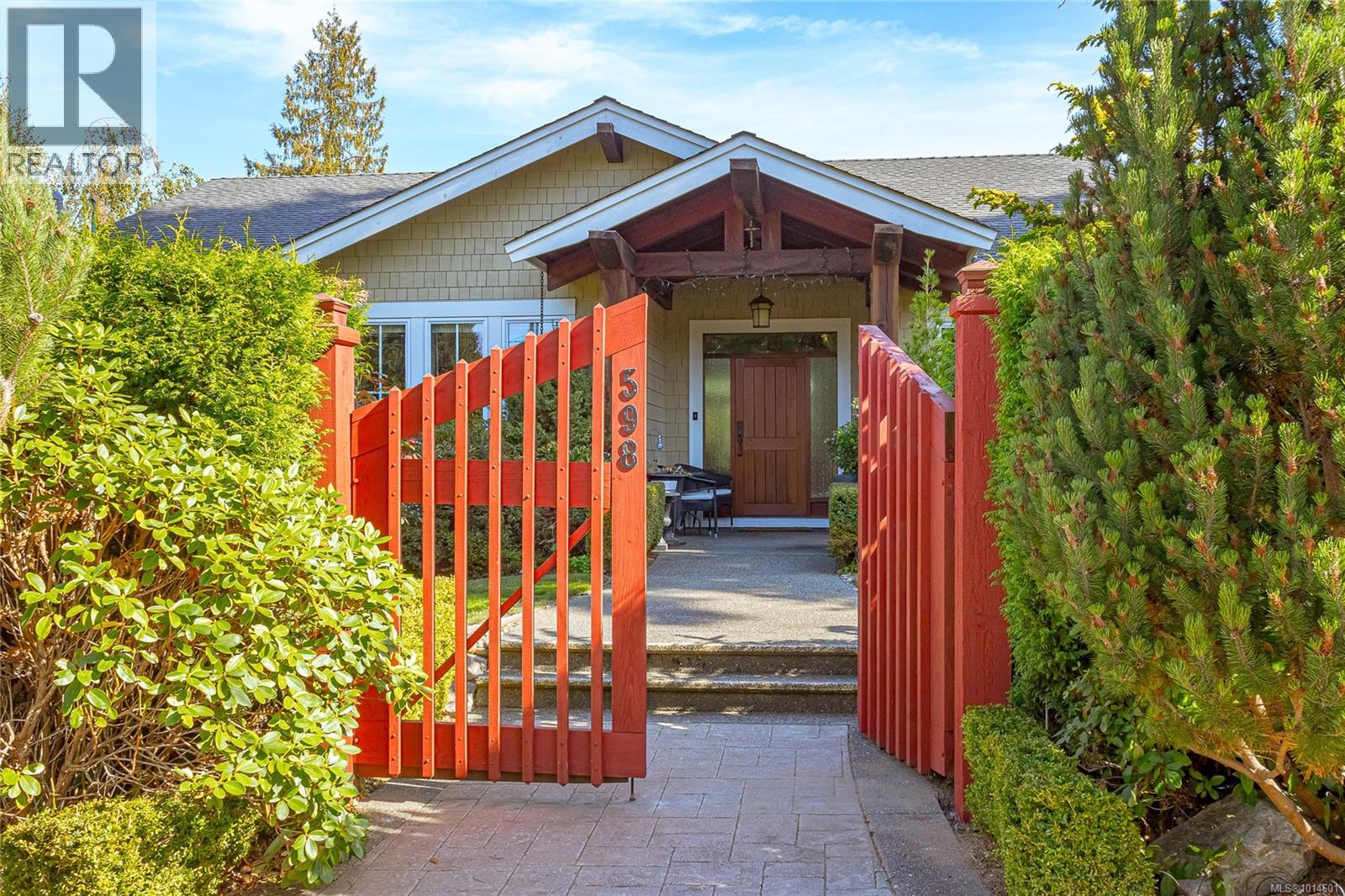 598 Arbutus St, Qualicum Beach, British Columbia