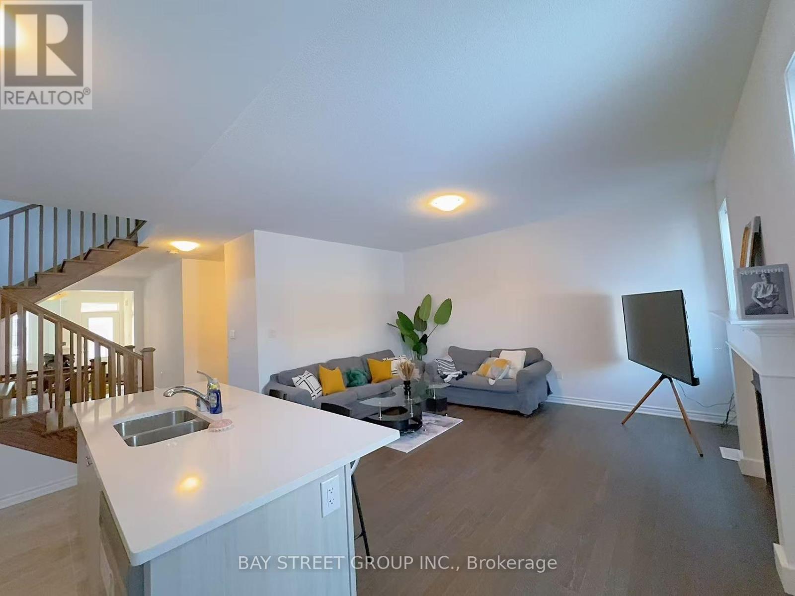 704 Mika Street, Innisfil, Ontario  L9S 0R7 - Photo 3 - N12420409
