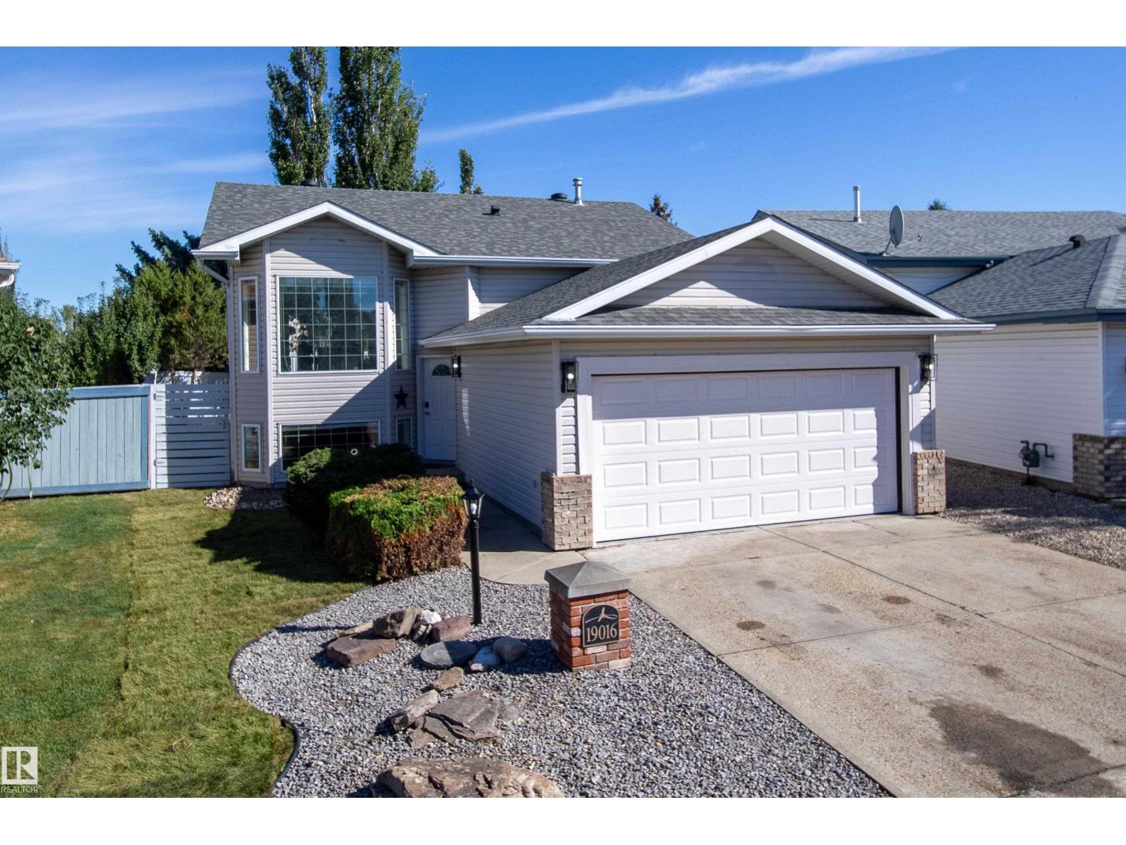 19016 52 Av Nw, Edmonton, Alberta  T6M 2R4 - Photo 2 - E4459000
