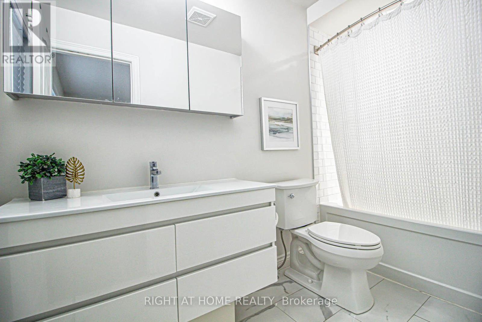 1358 Granrock Crescent, Mississauga, Ontario  L5V 0E1 - Photo 12 - W12420418