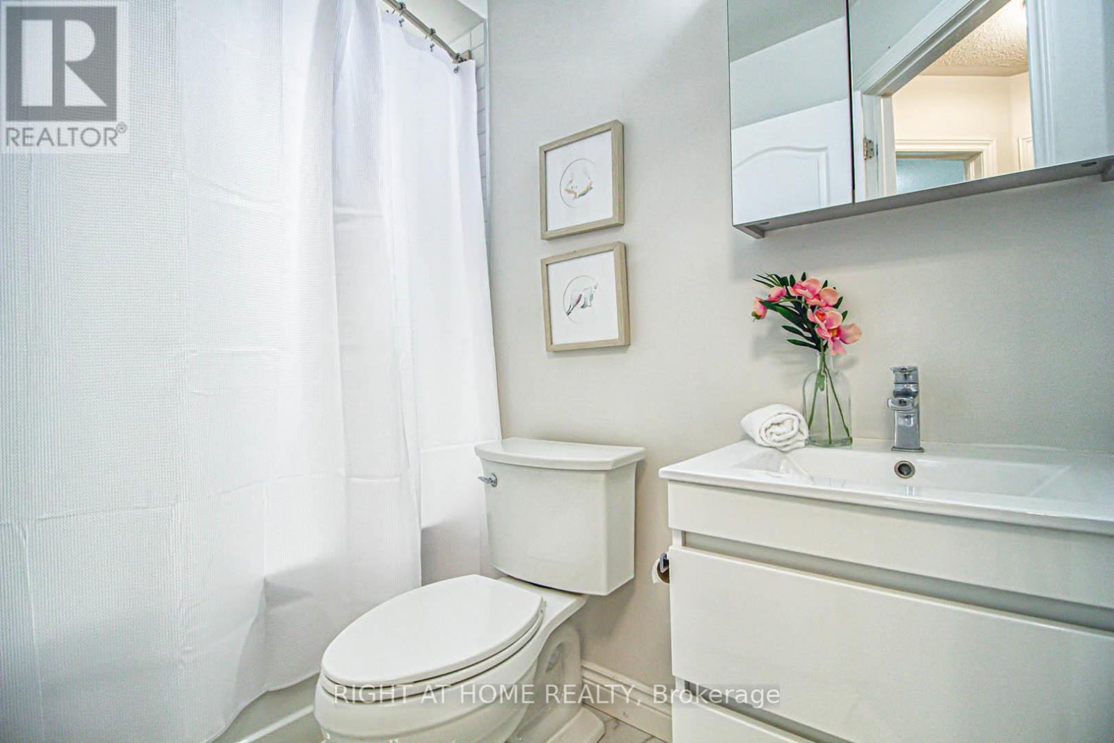 1358 Granrock Crescent, Mississauga, Ontario  L5V 0E1 - Photo 15 - W12420418