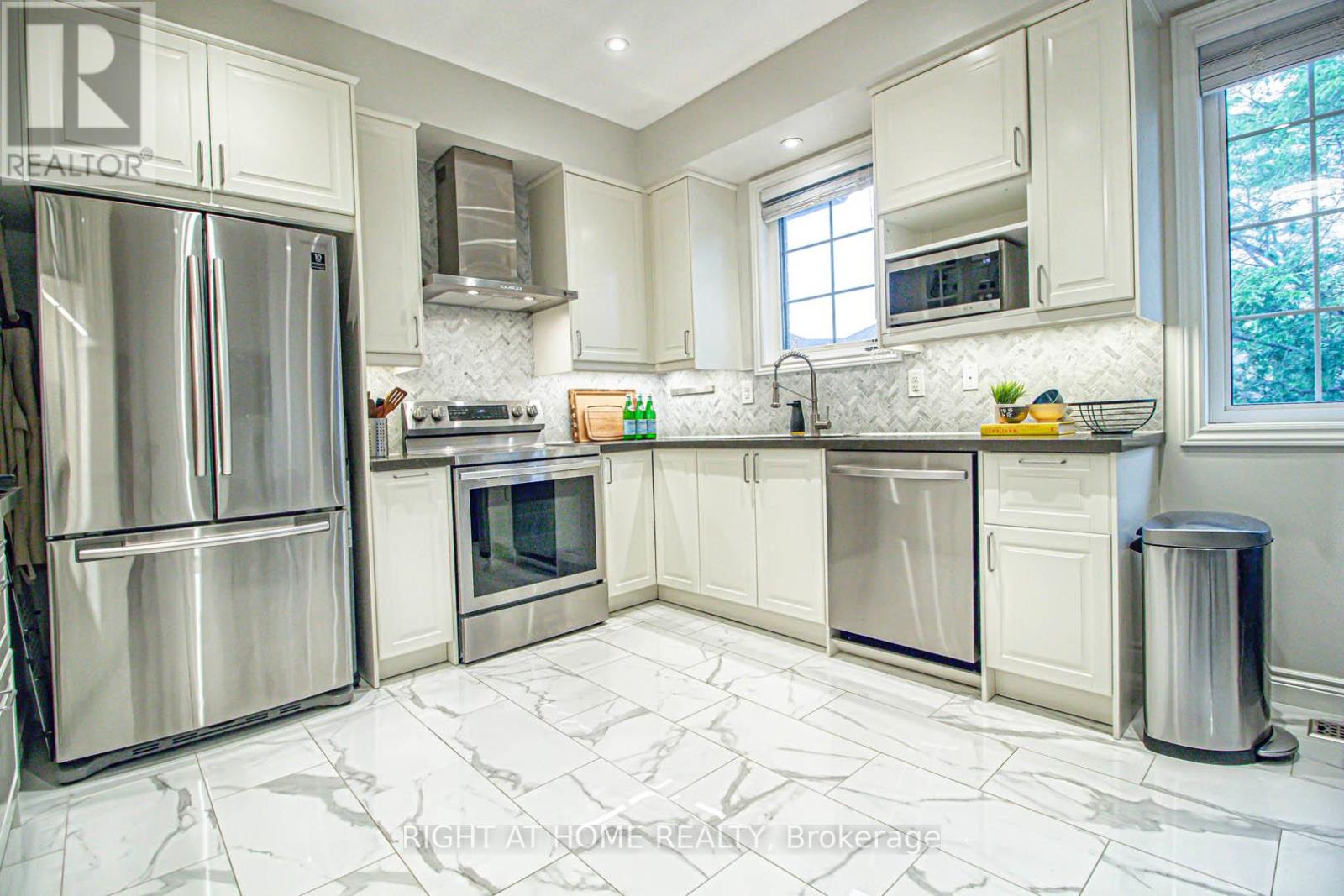 1358 Granrock Crescent, Mississauga, Ontario  L5V 0E1 - Photo 6 - W12420418