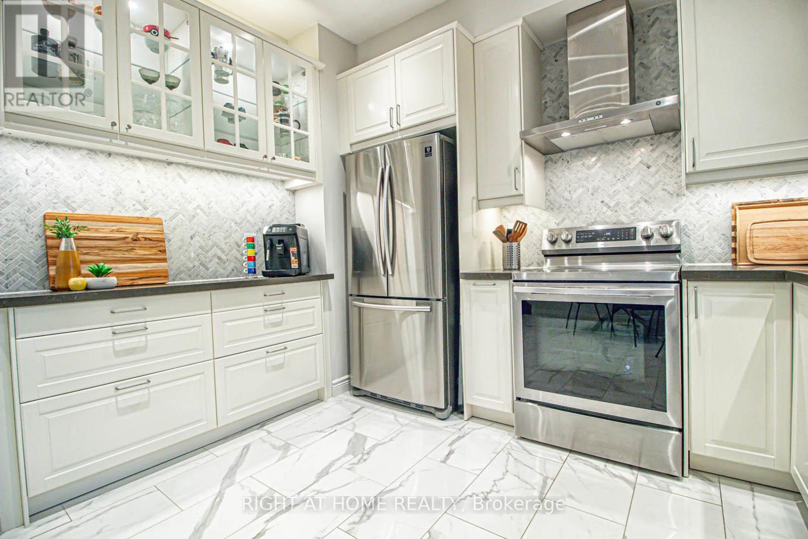 1358 Granrock Crescent, Mississauga, Ontario  L5V 0E1 - Photo 7 - W12420418