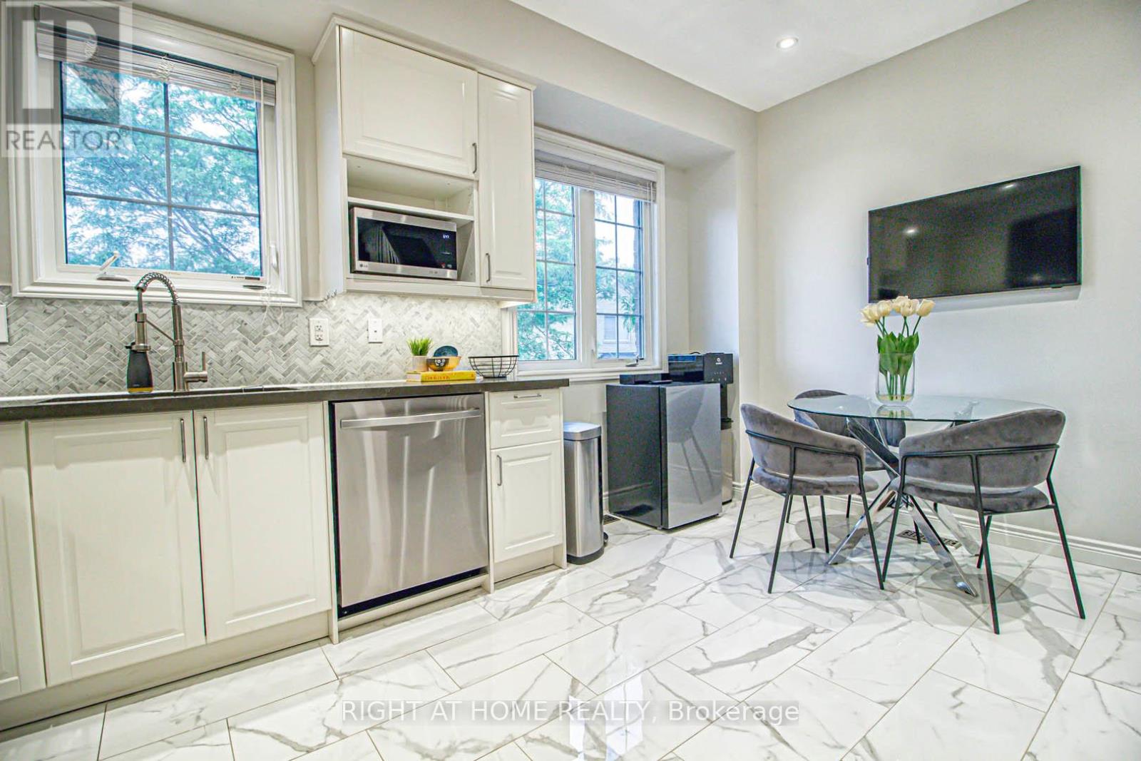 1358 Granrock Crescent, Mississauga, Ontario  L5V 0E1 - Photo 8 - W12420418