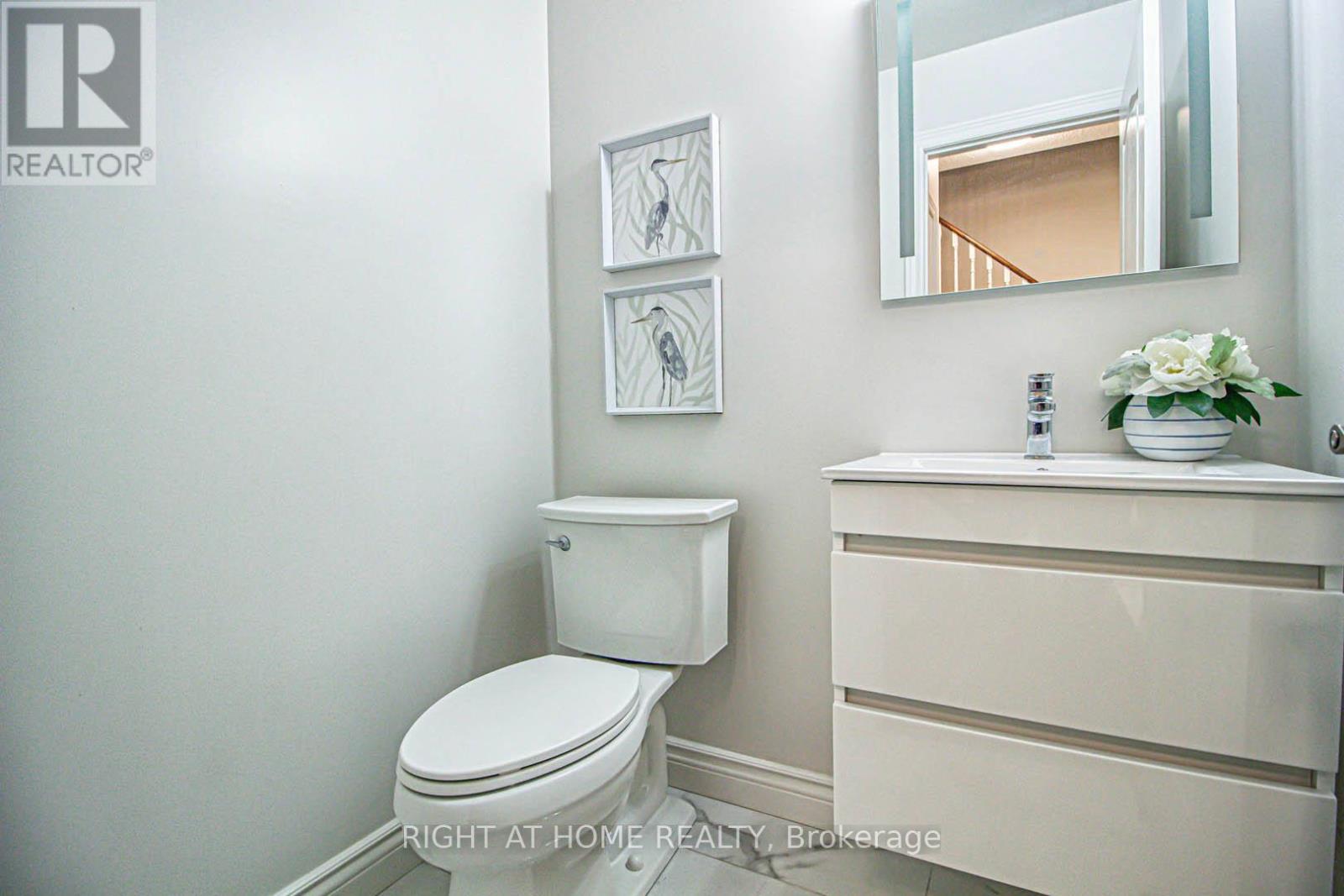 1358 Granrock Crescent, Mississauga, Ontario  L5V 0E1 - Photo 9 - W12420418