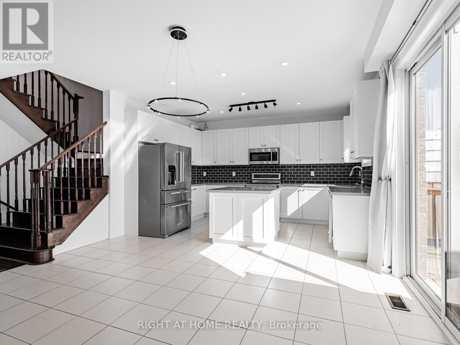 214 Stevenson Crescent, Bradford West Gwillimbury, Ontario  L3Z 0T1 - Photo 12 - N12420436