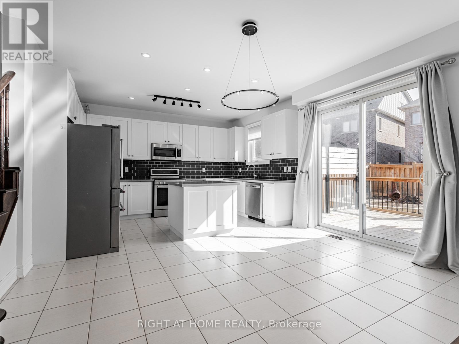 214 Stevenson Crescent, Bradford West Gwillimbury, Ontario  L3Z 0T1 - Photo 13 - N12420436