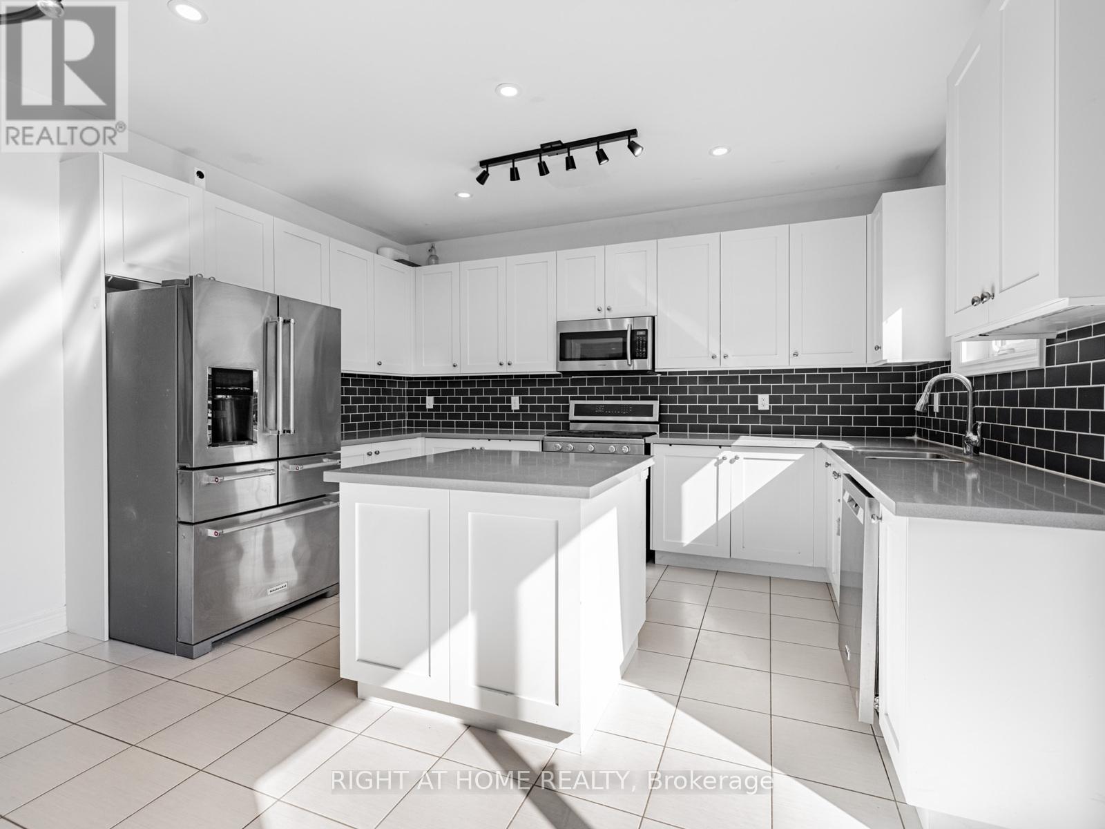 214 Stevenson Crescent, Bradford West Gwillimbury, Ontario  L3Z 0T1 - Photo 14 - N12420436