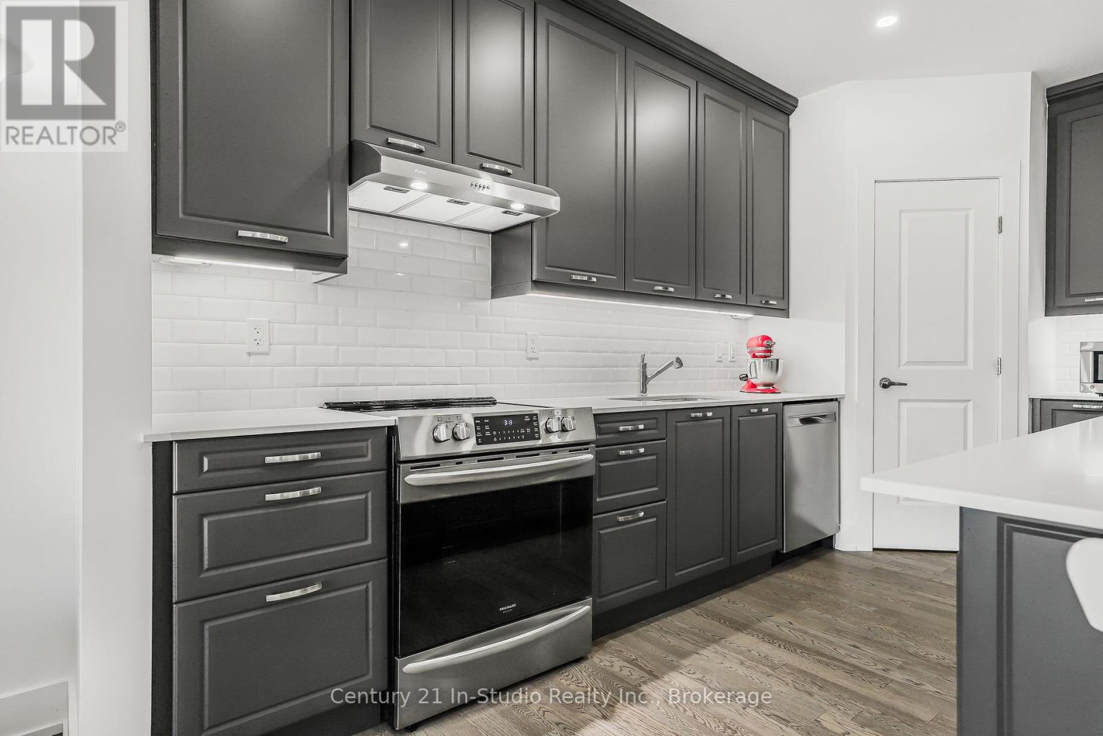 219 Ironwood Way, Georgian Bluffs, Ontario  N0H 1S0 - Photo 12 - X12420526