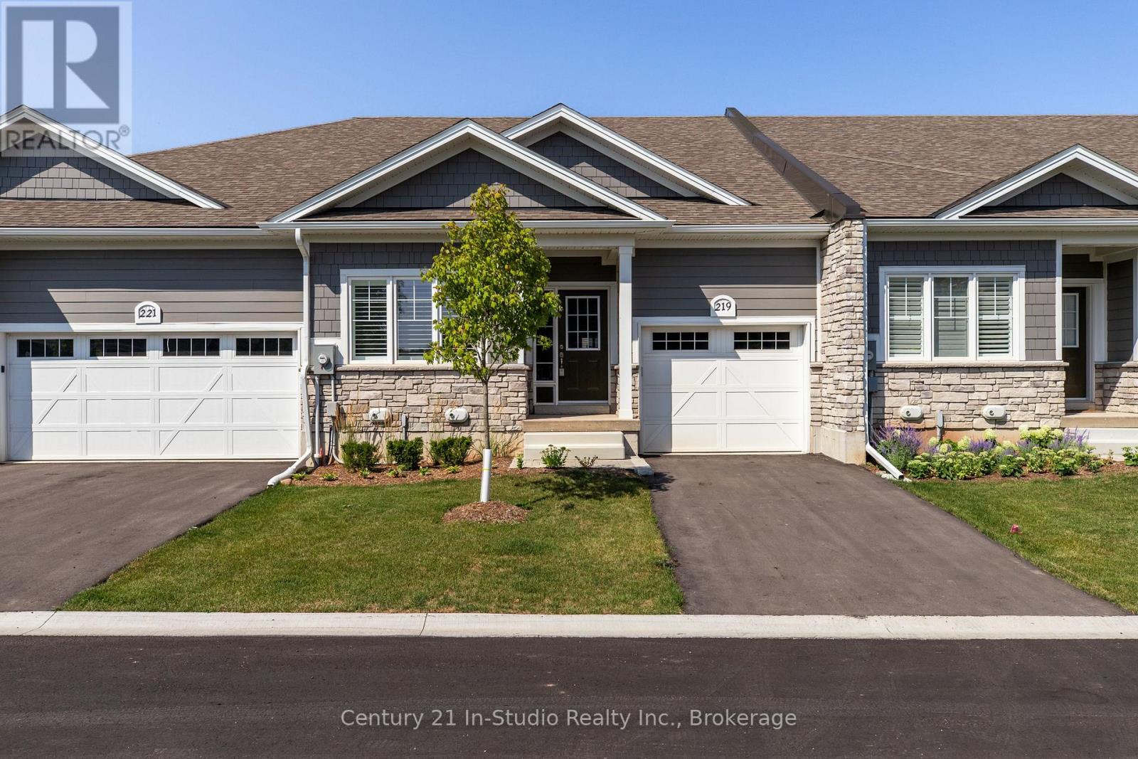 219 Ironwood Way, Georgian Bluffs, Ontario  N0H 1S0 - Photo 3 - X12420526