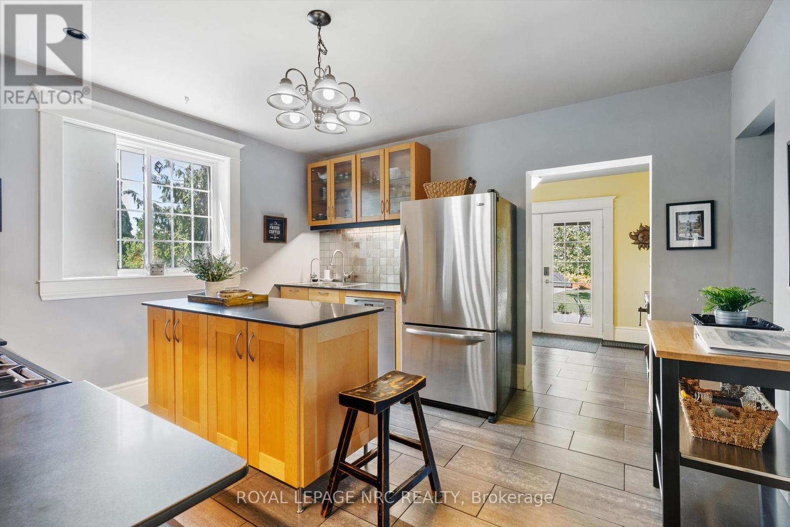 326 Lakeshore Road, Niagara-On-The-Lake, Ontario  L0S 1J0 - Photo 12 - X12420534