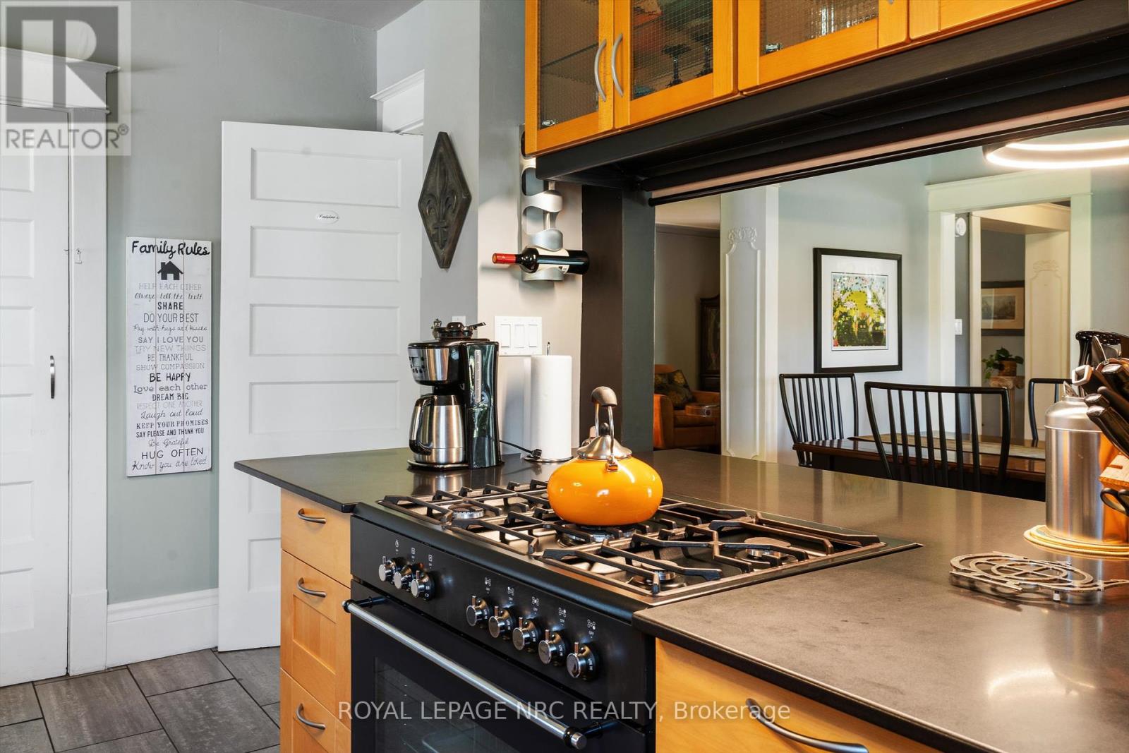 326 Lakeshore Road, Niagara-On-The-Lake, Ontario  L0S 1J0 - Photo 13 - X12420534