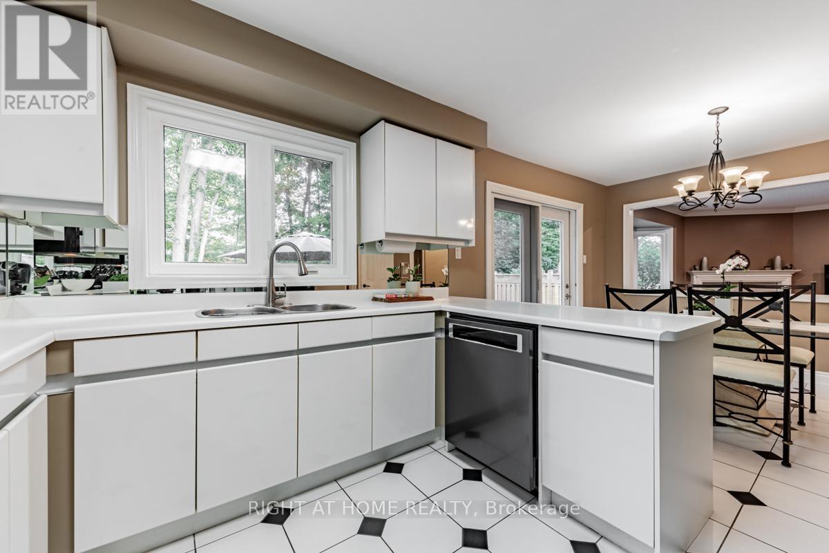 3655 Loyalist Drive, Mississauga, Ontario  L5L 4T6 - Photo 17 - W12420495