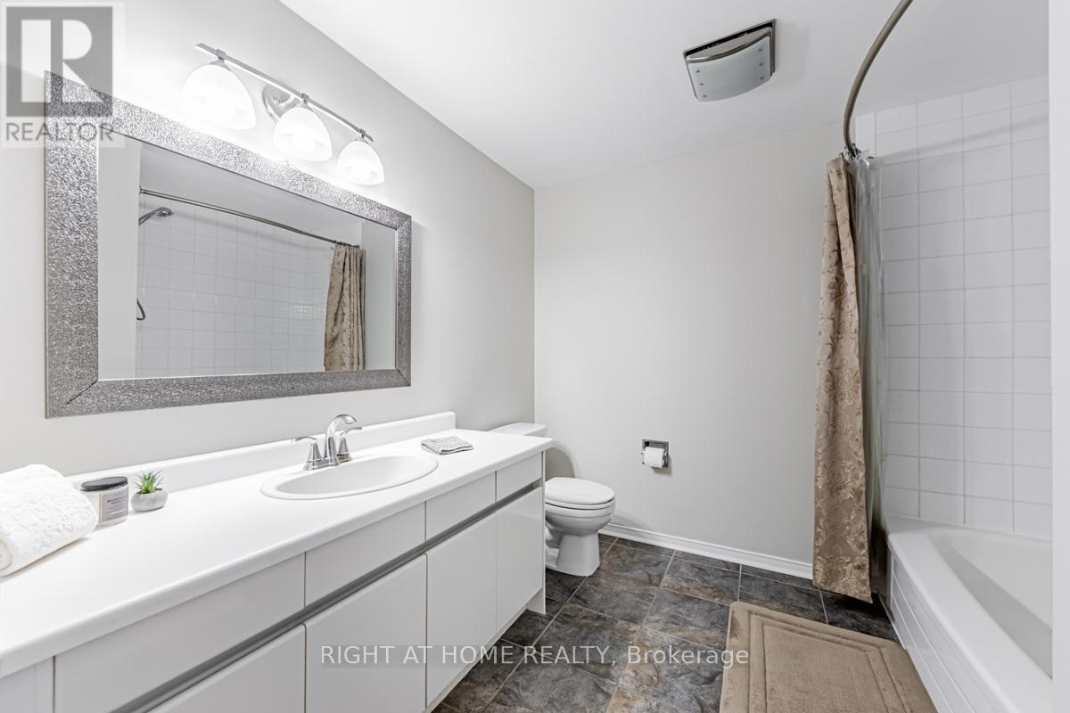 3655 Loyalist Drive, Mississauga, Ontario  L5L 4T6 - Photo 20 - W12420495