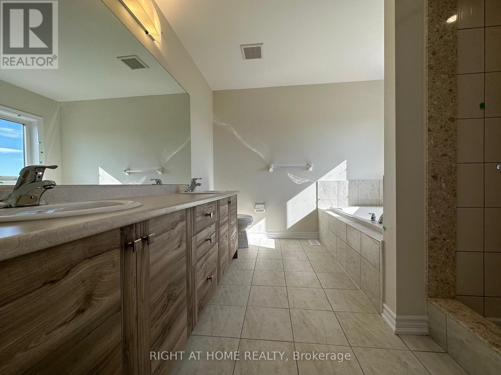 Upper - 17 Cahill Drive, Brantford, Ontario  N3T 0V7 - Photo 19 - X12420506