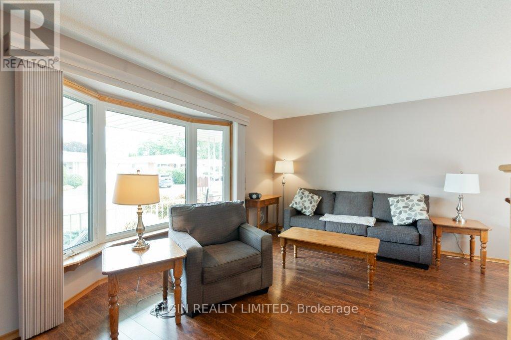 20 Farmington Drive, St. Thomas, Ontario  N5R 5X4 - Photo 3 - X12420567