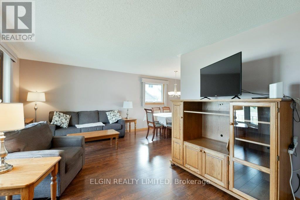 20 Farmington Drive, St. Thomas, Ontario  N5R 5X4 - Photo 4 - X12420567