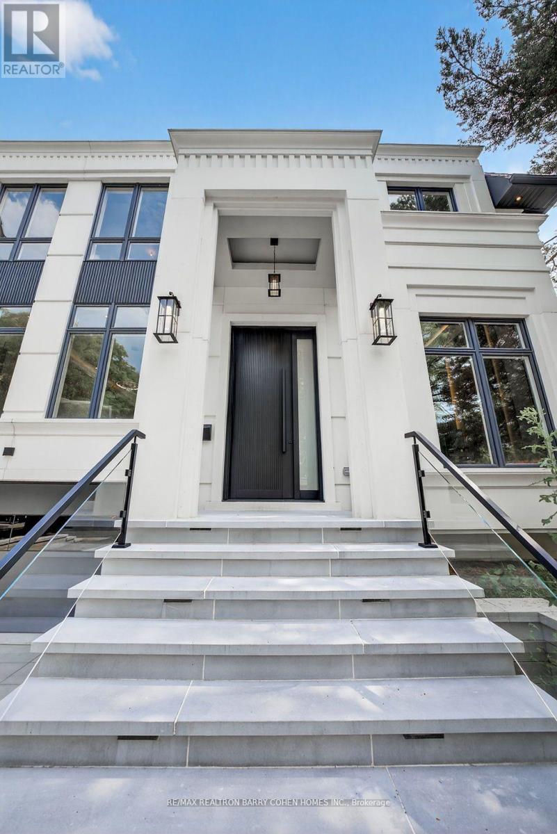 35 Foursome Crescent, Toronto, Ontario  M2P 1W1 - Photo 2 - C12420602