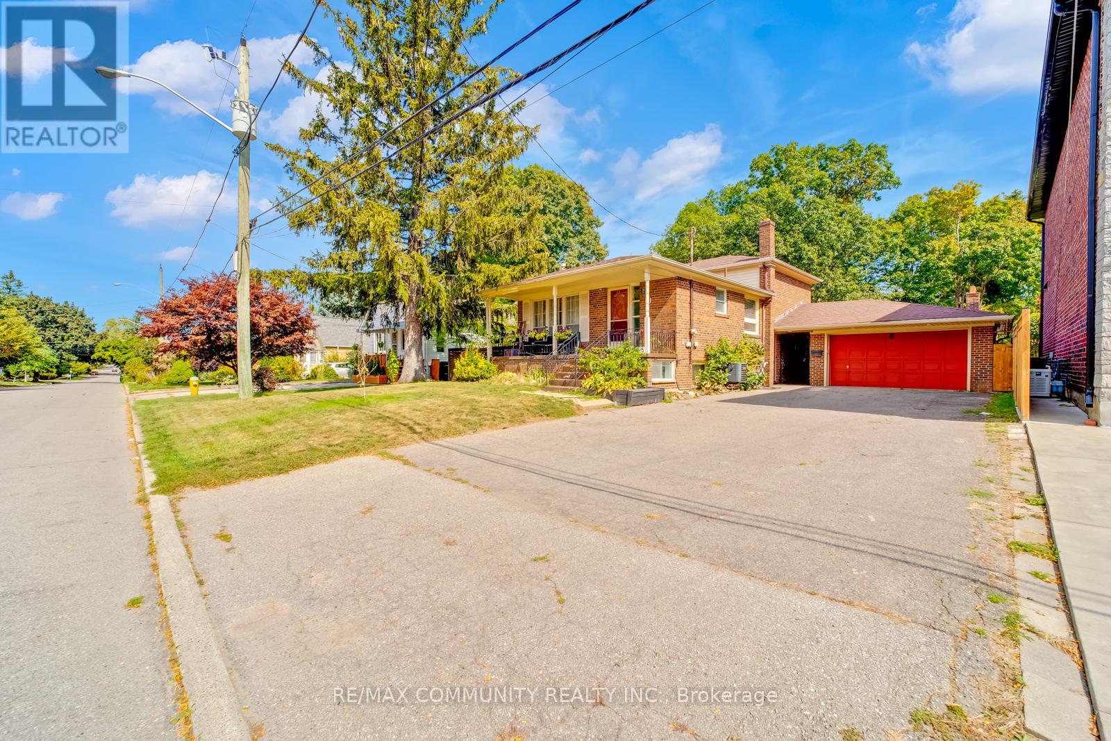 11 PRESLEY AVENUE, Toronto, Ontario