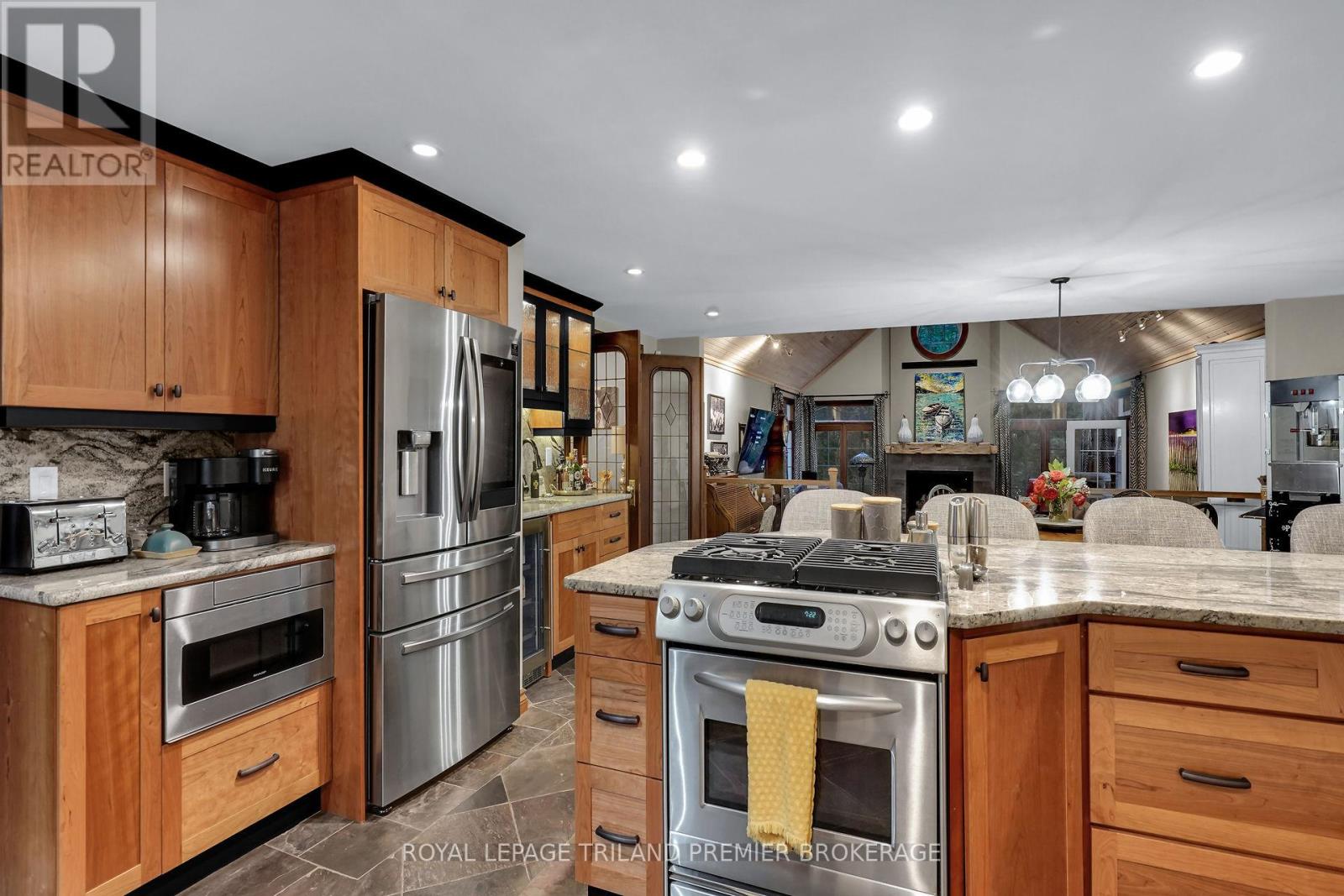 9941 Nipigon Street, Lambton Shores, Ontario  N0M 2L0 - Photo 12 - X12420609