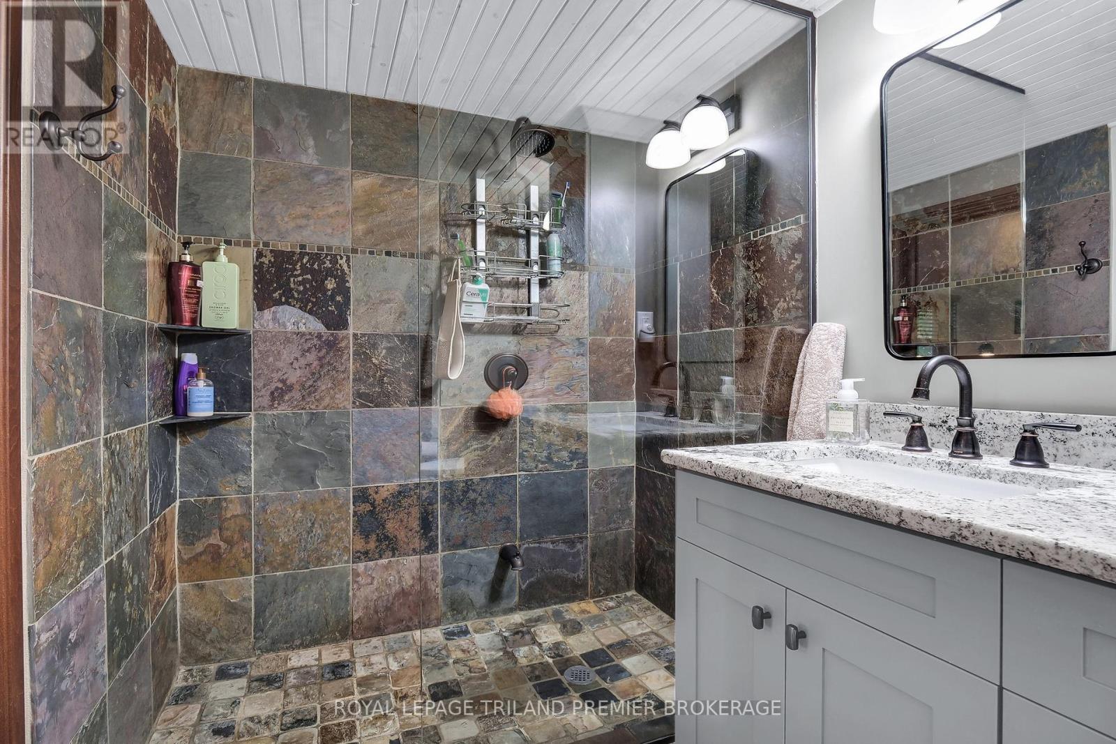 9941 Nipigon Street, Lambton Shores, Ontario  N0M 2L0 - Photo 20 - X12420609