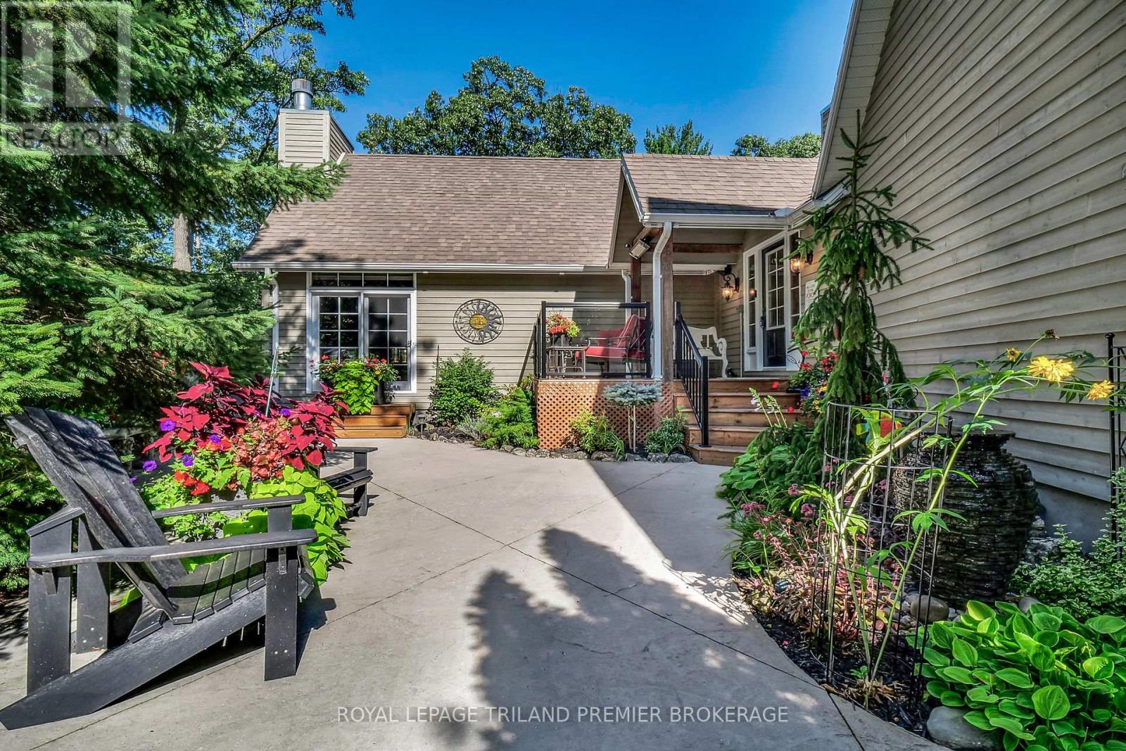 9941 Nipigon Street, Lambton Shores, Ontario  N0M 2L0 - Photo 4 - X12420609