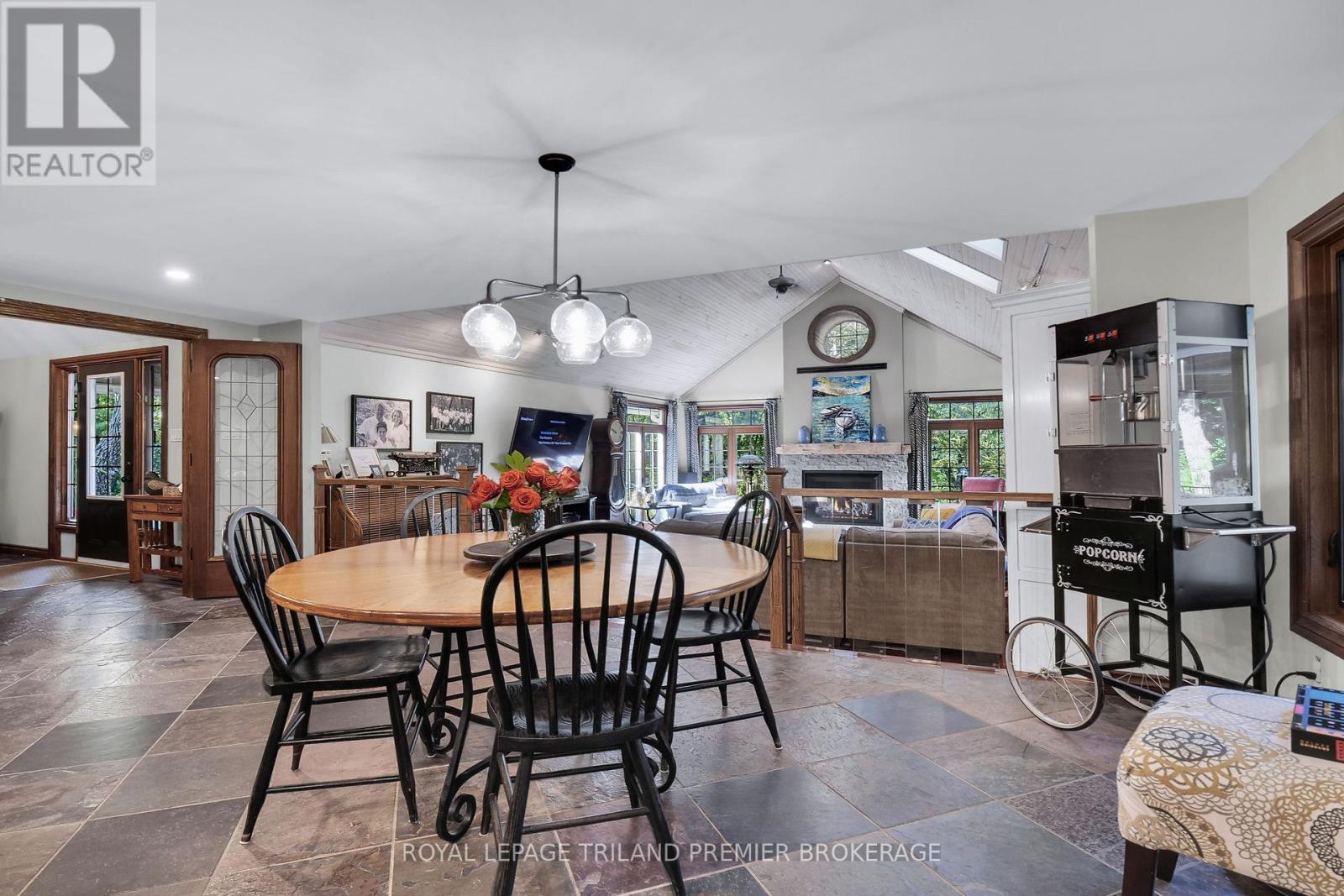 9941 Nipigon Street, Lambton Shores, Ontario  N0M 2L0 - Photo 8 - X12420609