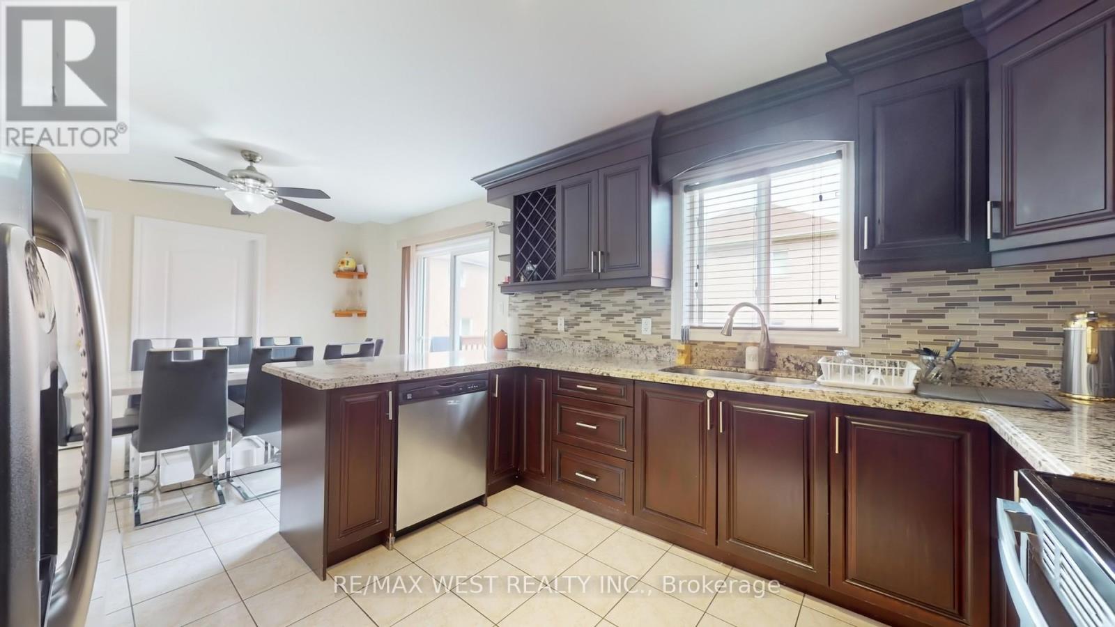 247 Knapton Drive, Newmarket, Ontario  L3X 3B7 - Photo 12 - N12418748