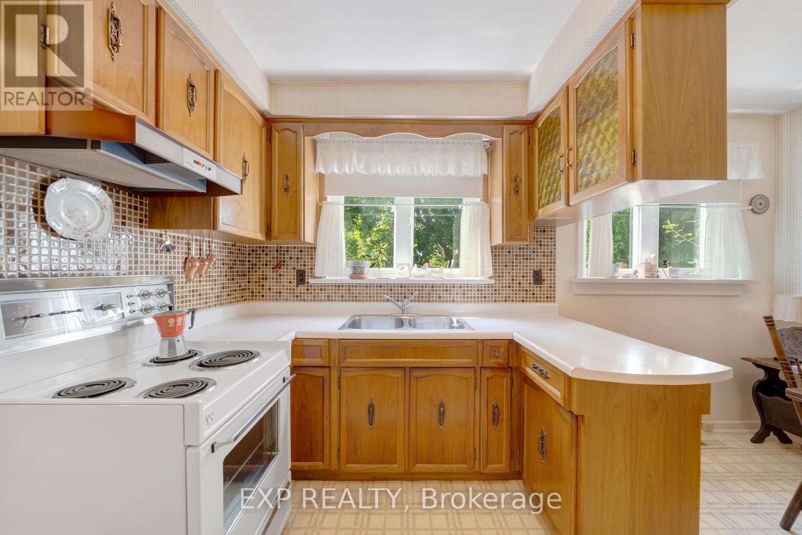 6 Queensland Court, Toronto, Ontario  M9C 4G8 - Photo 10 - W12420580
