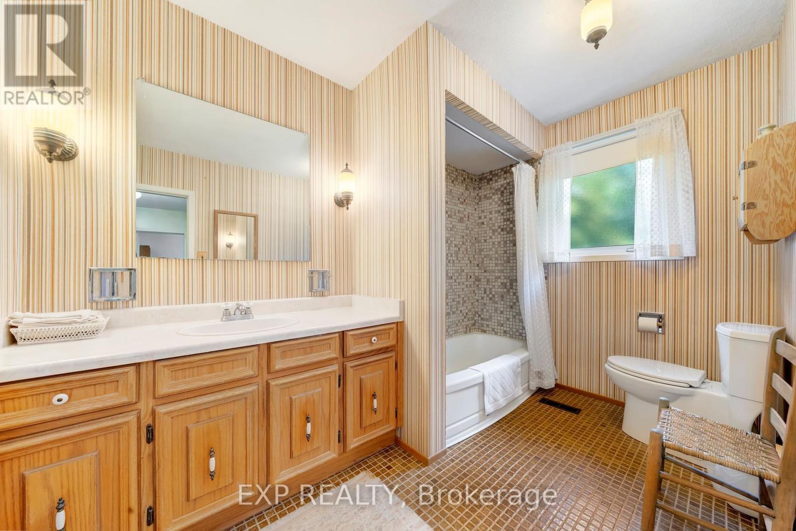 6 Queensland Court, Toronto, Ontario  M9C 4G8 - Photo 19 - W12420580