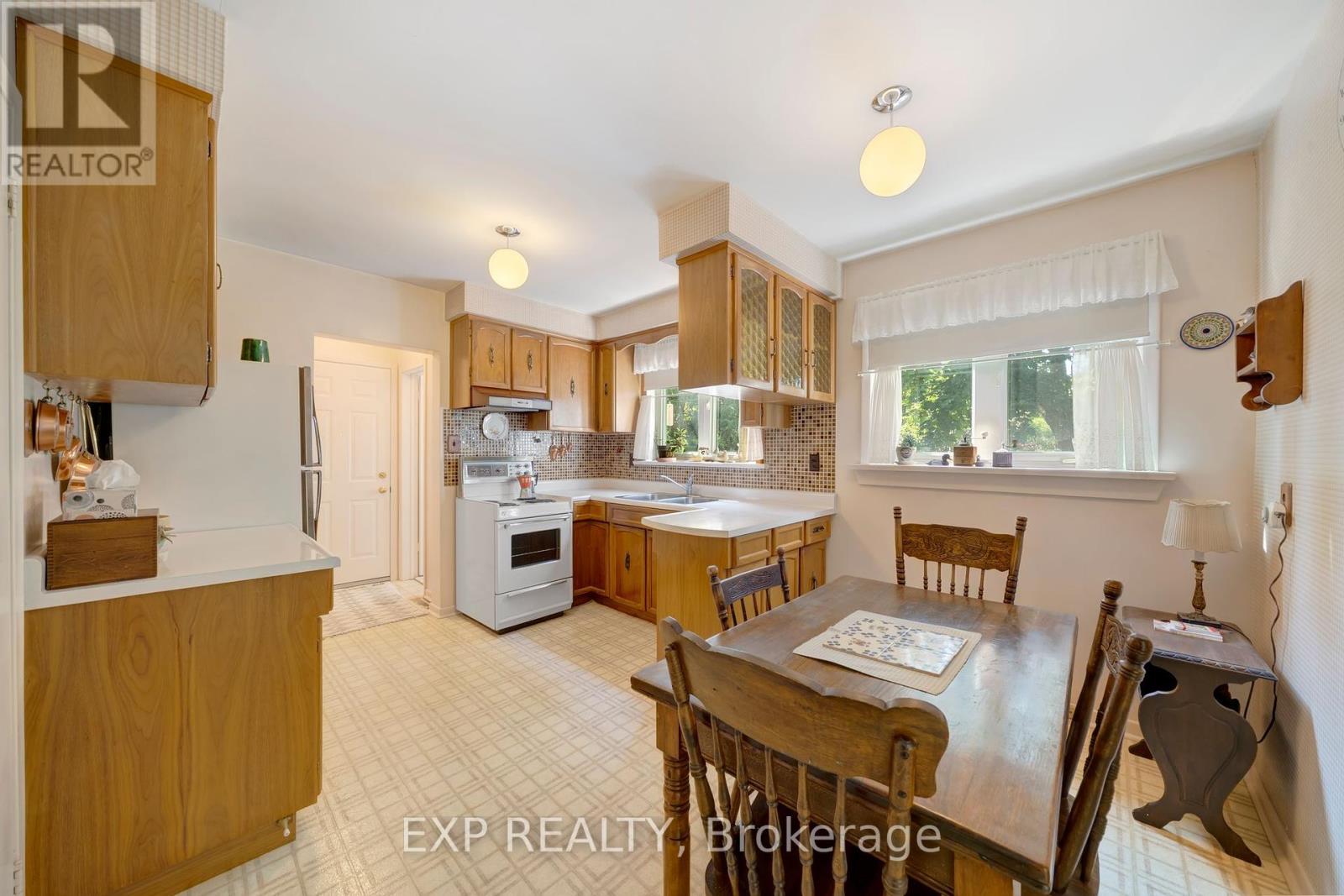 6 Queensland Court, Toronto, Ontario  M9C 4G8 - Photo 8 - W12420580