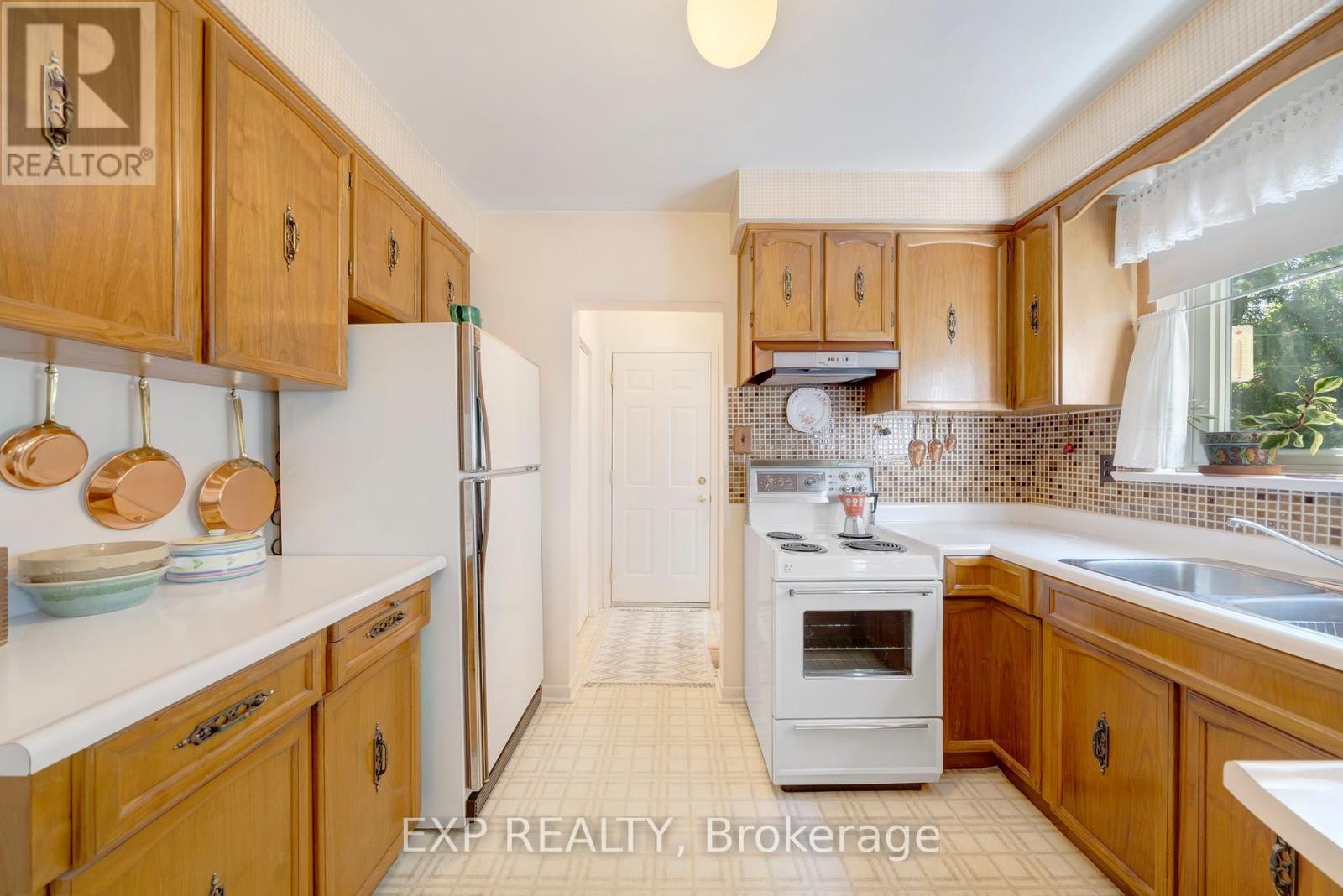 6 Queensland Court, Toronto, Ontario  M9C 4G8 - Photo 9 - W12420580