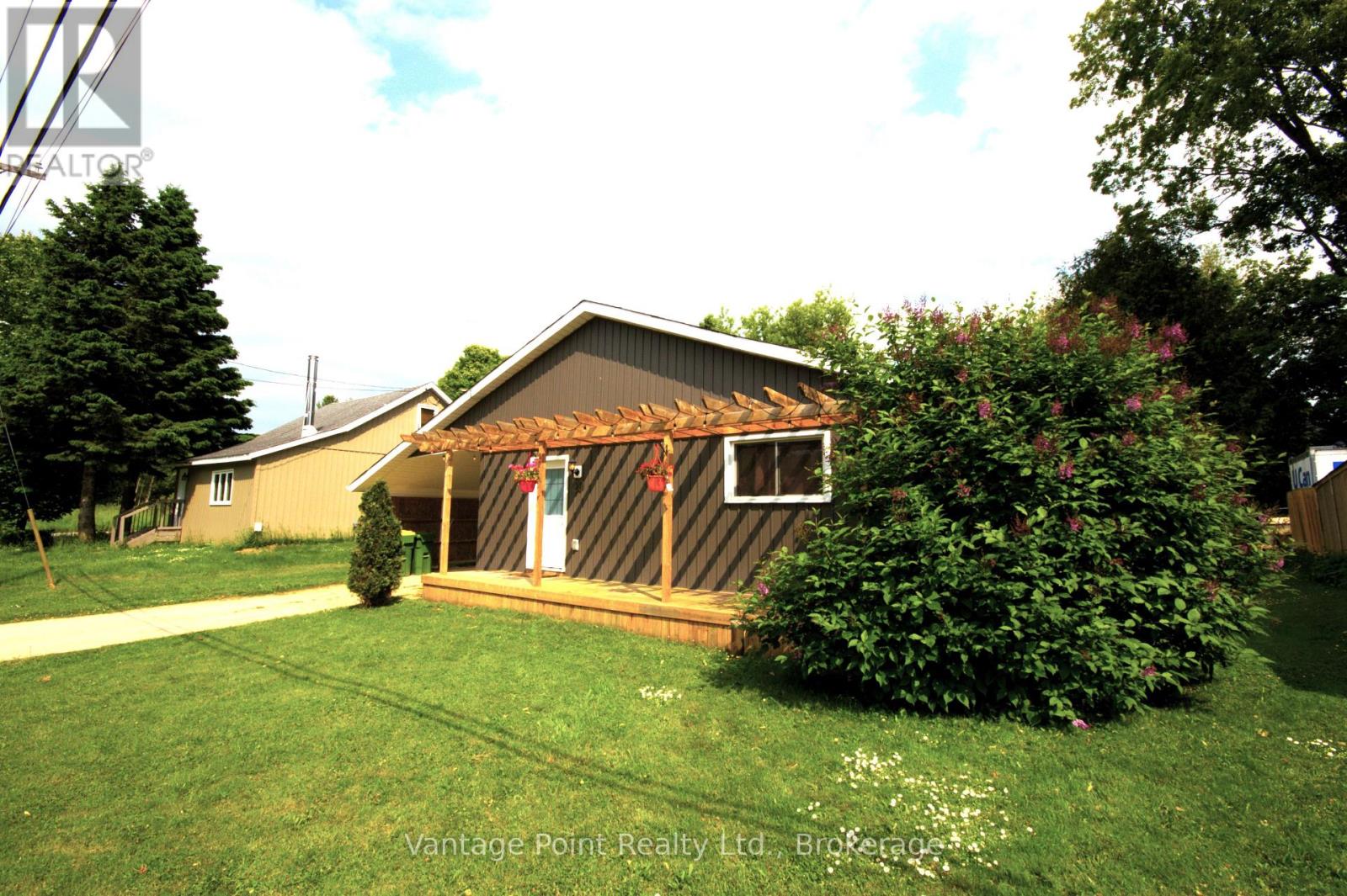 29 Margaret Street, Grey Highlands, Ontario N0C 1E0 - Photo 2 - X12420647