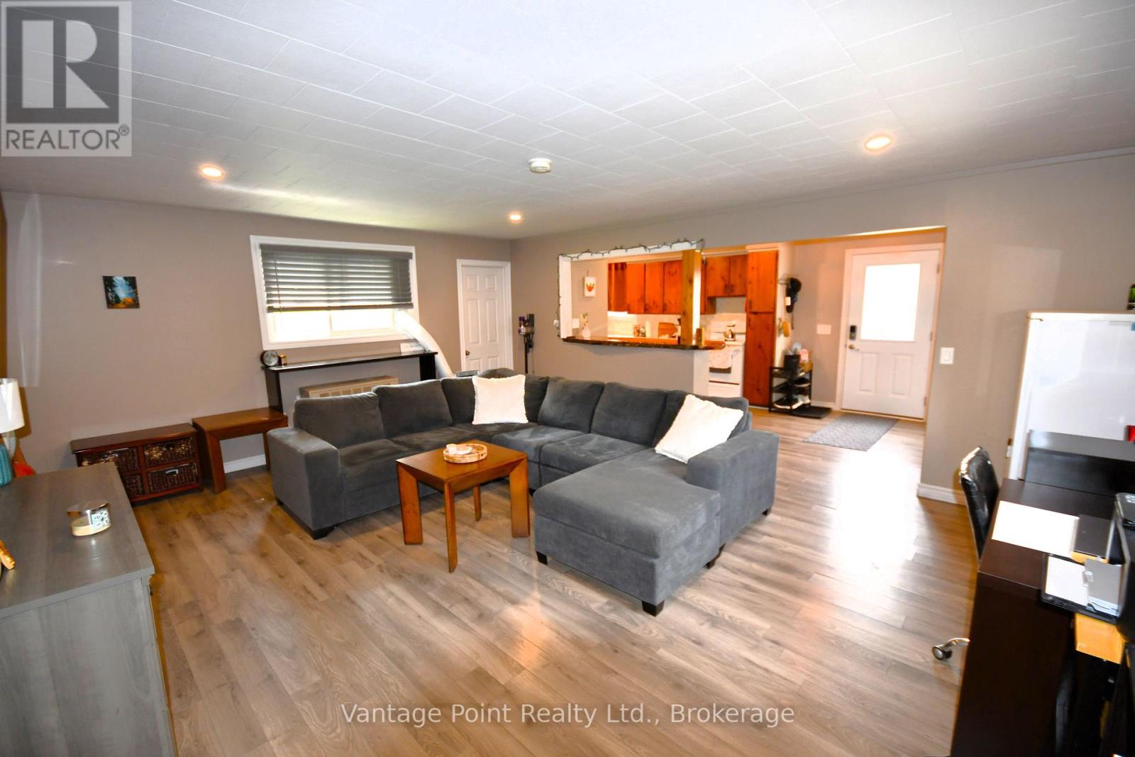 29 Margaret Street, Grey Highlands, Ontario N0C 1E0 - Photo 6 - X12420647