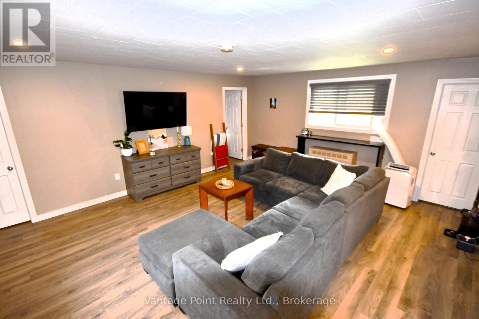 29 Margaret Street, Grey Highlands, Ontario N0C 1E0 - Photo 8 - X12420647