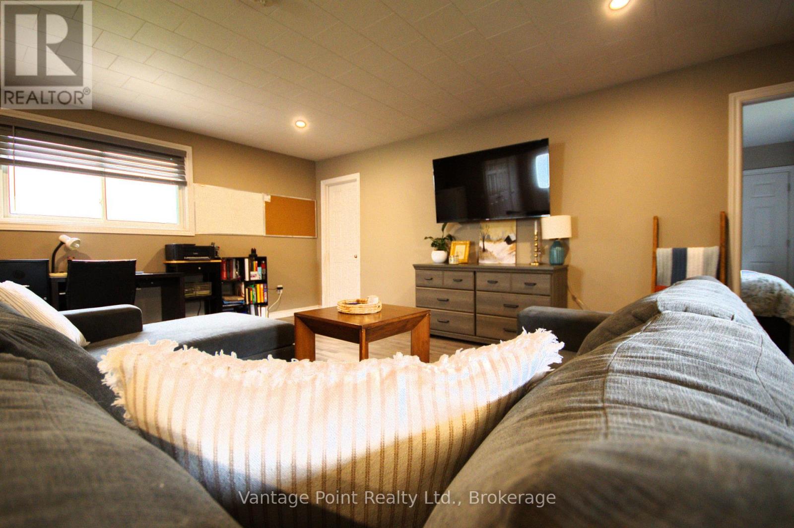 29 Margaret Street, Grey Highlands, Ontario N0C 1E0 - Photo 9 - X12420647