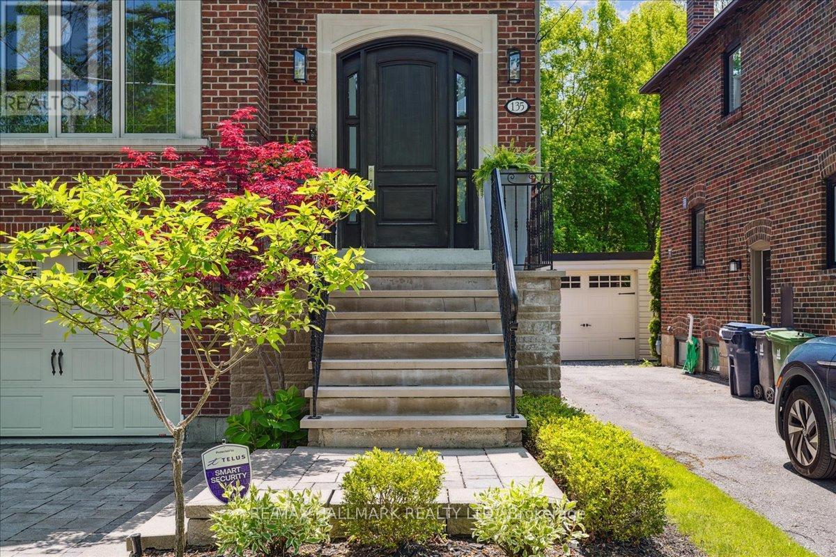 135 Glenvale Boulevard, Toronto, Ontario  M4G 2W1 - Photo 3 - C12420622