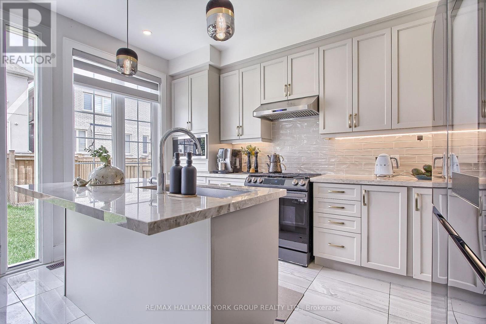 190 Walter English Drive, East Gwillimbury, Ontario  L0G 1R0 - Photo 13 - N12420640