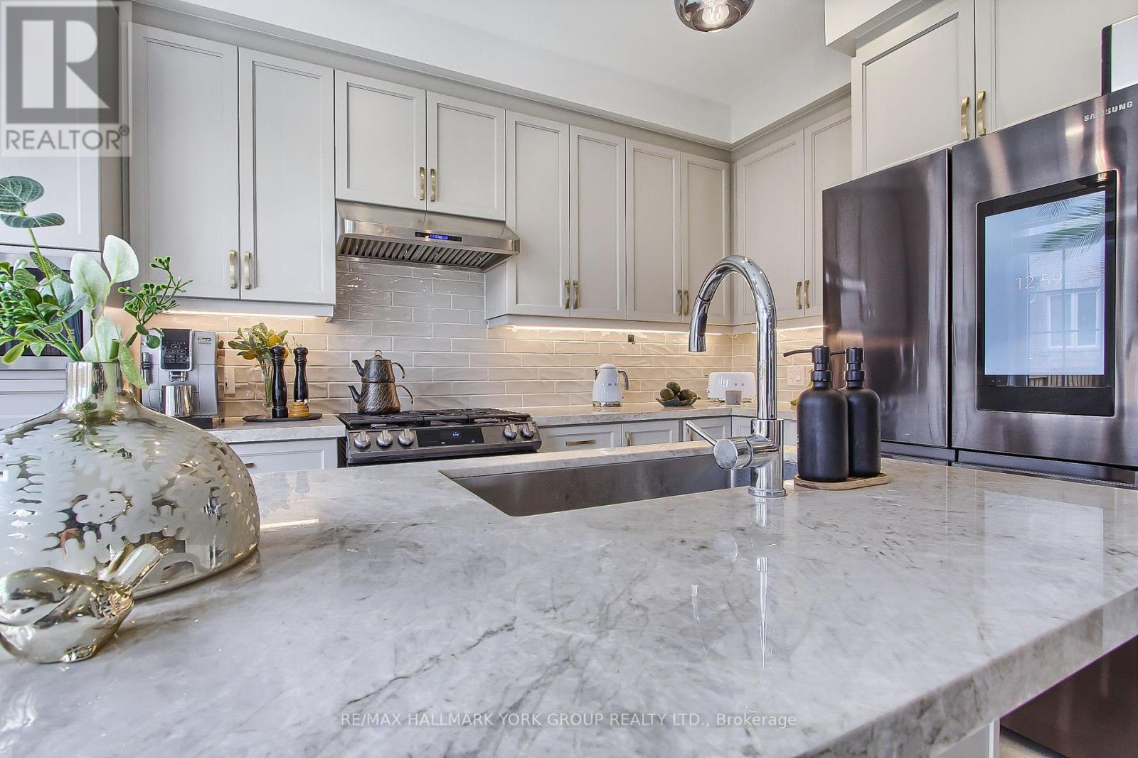 190 Walter English Drive, East Gwillimbury, Ontario  L0G 1R0 - Photo 14 - N12420640
