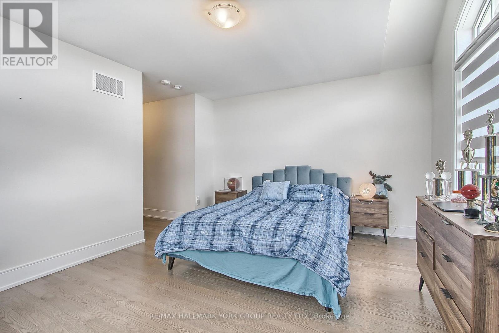 190 Walter English Drive, East Gwillimbury, Ontario  L0G 1R0 - Photo 24 - N12420640
