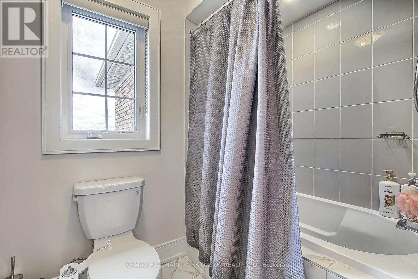 190 Walter English Drive, East Gwillimbury, Ontario  L0G 1R0 - Photo 27 - N12420640