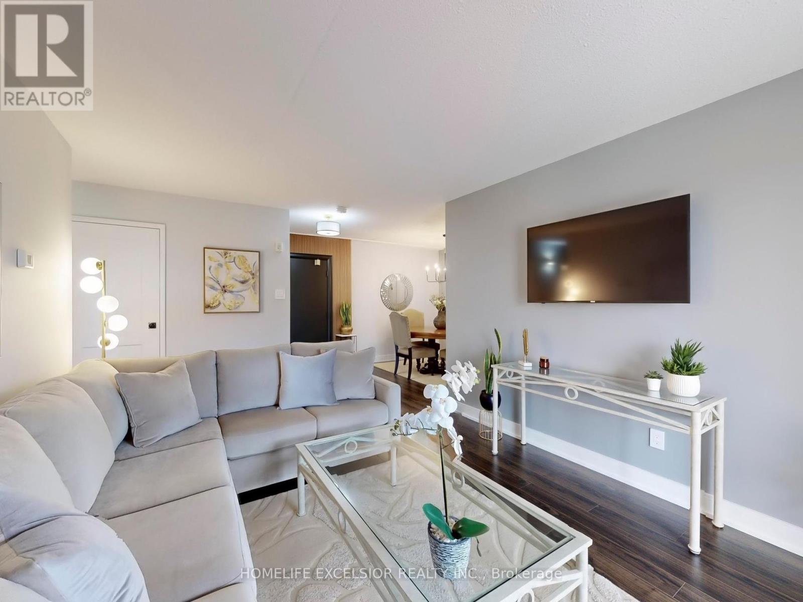 203 - 15390 YONGE STREET, Aurora, Ontario