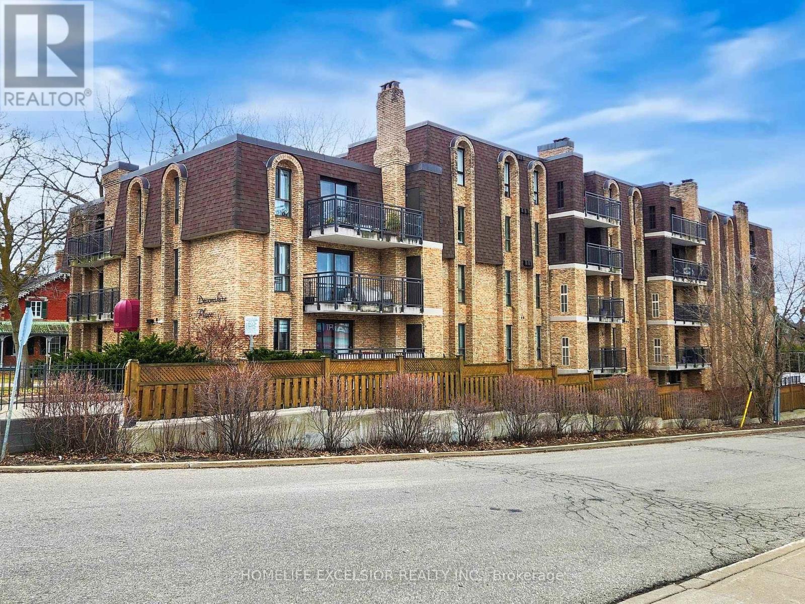 203 - 15390 Yonge Street, Aurora, Ontario  L4G 1N8 - Photo 4 - N12420656