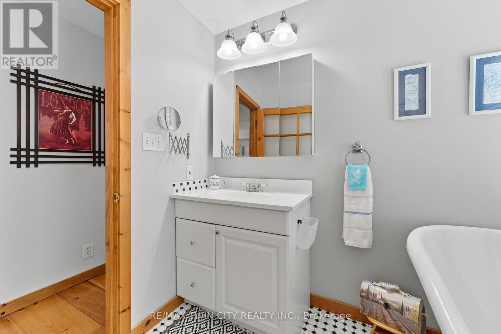 394 Bishopgate Road, Brant, Ontario  N3R 0B8 - Photo 14 - X12420629