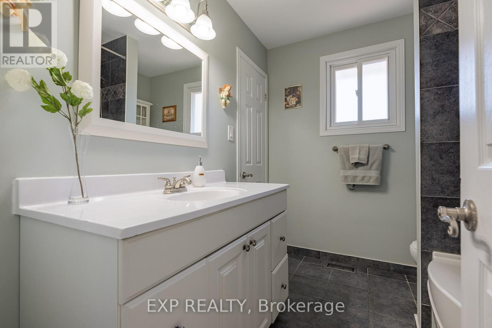 494 Scott Street, St. Catharines, Ontario  L2M 3X2 - Photo 22 - X12420731