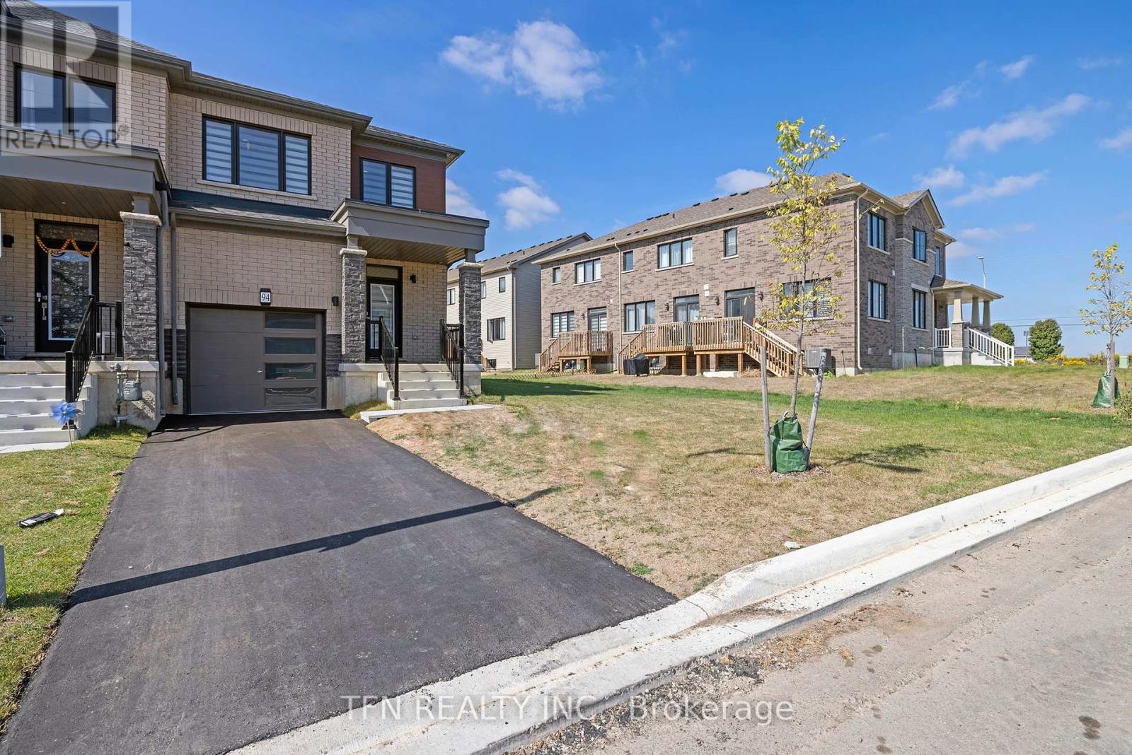 94 Granville Crescent, Haldimand, Ontario  N3W 0J8 - Photo 3 - X12400529