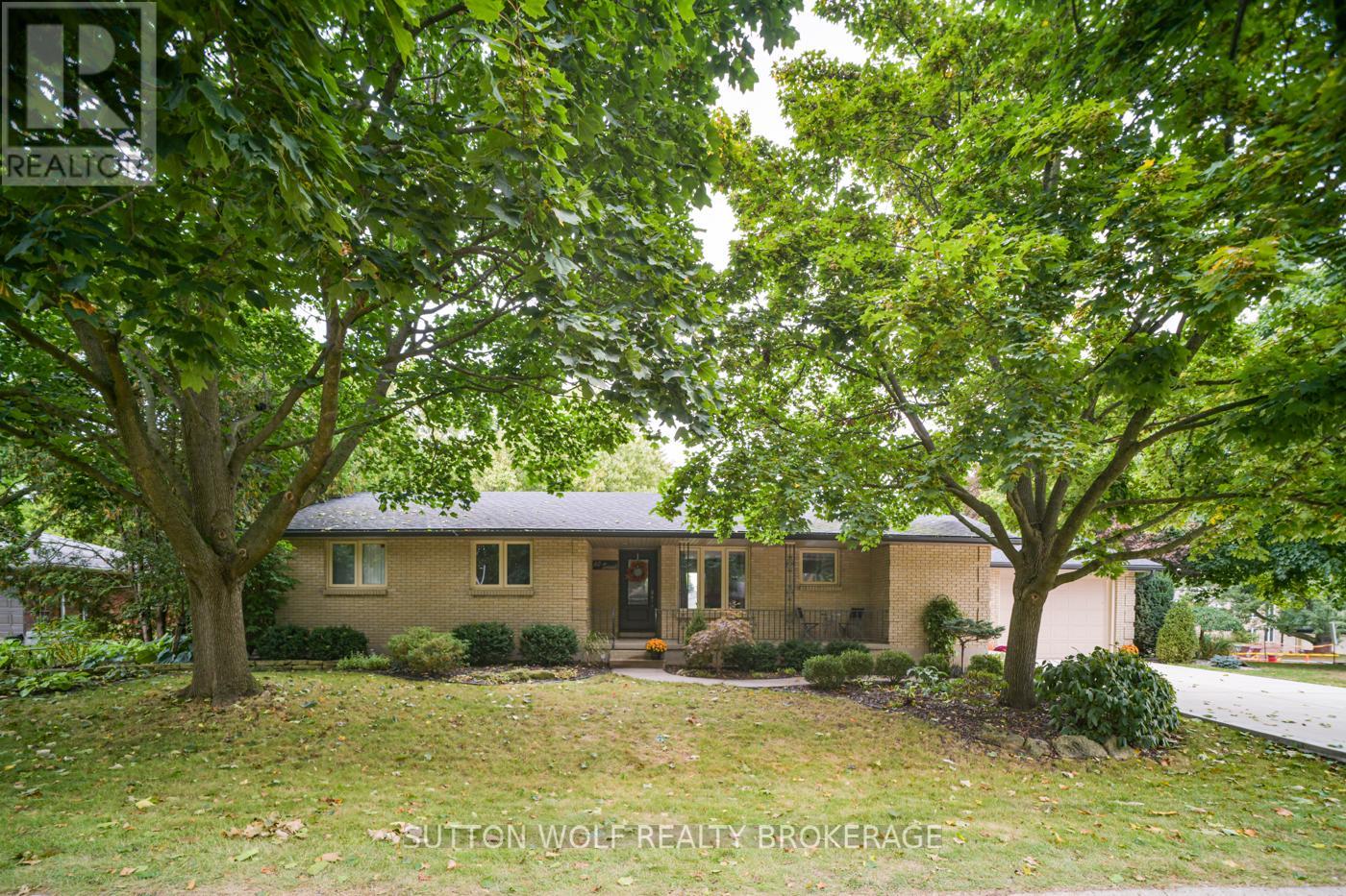 60 Sunset Avenue, Warwick, Ontario  N0M 2S0 - Photo 1 - X12420802
