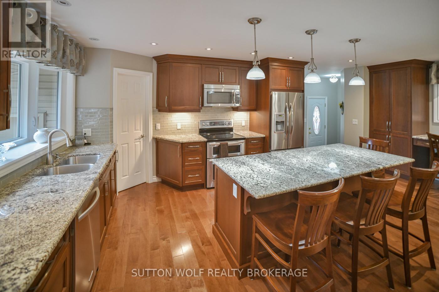 60 Sunset Avenue, Warwick, Ontario  N0M 2S0 - Photo 11 - X12420802